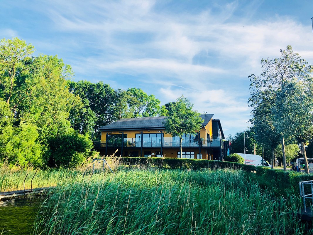 Zomeruitzicht op het havengebouw en het Strandhaus restaurant, &copy; Claudia Kratz