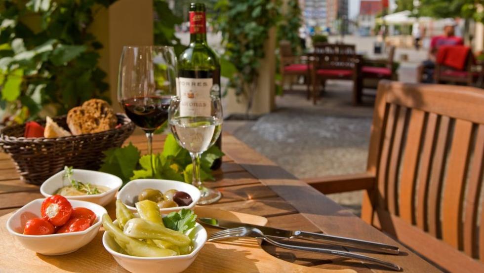 Selectie van tapas op het zomerterras, © Weinwirtschaft Rostock
