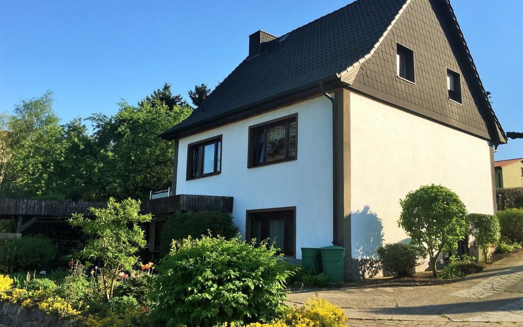 Widok domu z mieszkaniem wakacyjnym w prawym dolnym rogu, © Anja Kehrberg