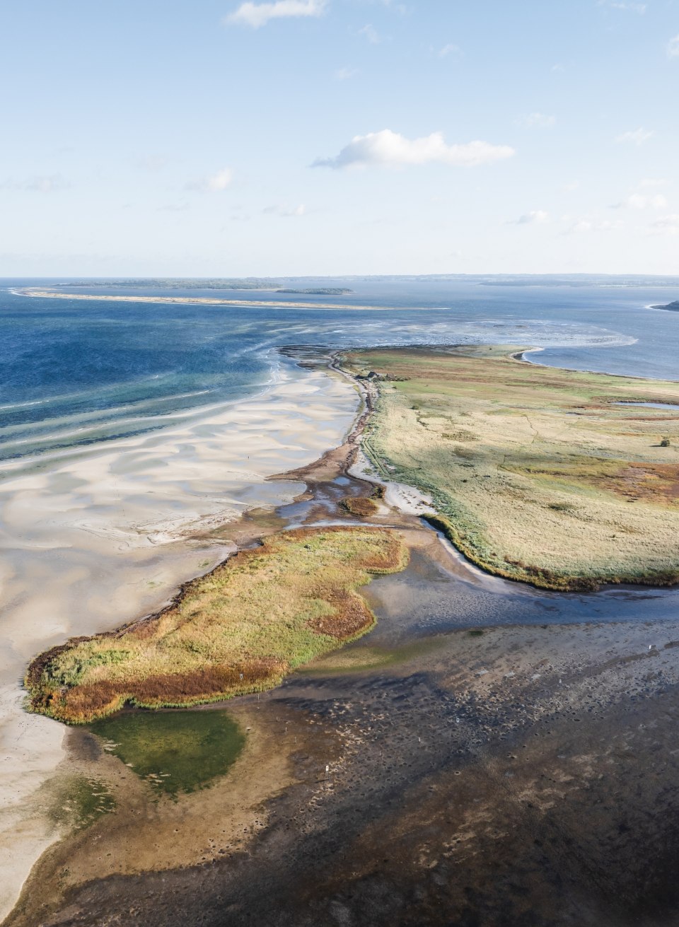   Luchtfoto van de kust bij Gollwitz op het eiland Poel met zandbanken en groene kuststrook.