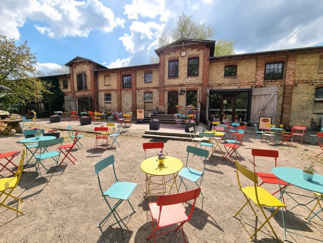 Widok z g&oacute;ry na starą stadninę koni // &copy; Olaf Dr&uuml;mmer