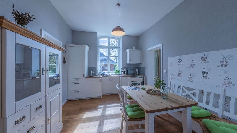 Grote keuken met open haard // &copy; Andre Pretzel