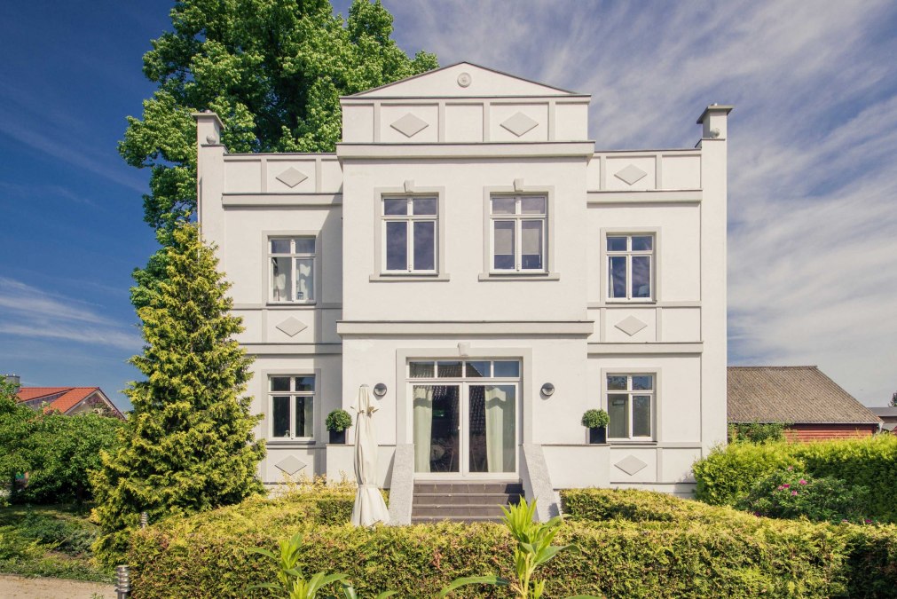 Zaledwie kilka kroków od malowniczego naturalnego portu w Krumminer Wiek, zabytkowy dwór Krummin czeka na swoich gości na wyspie Uznam., © Gutshaus Krummin / Matthias Friel Zaledwie kilka kroków od malowniczego naturalnego portu w Krumminer Wiek, zabytkowy dwór Krummin czeka na swoich gości na wyspie Uznam., © Gutshaus Krummin / Matthias Friel