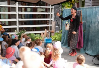 Puppentheateraufführung zum Kinderfest in Innenhof des BÄRENWALD Müritz // © BÄRENWALD Müritz | André Klevenow Puppentheateraufführung zum Kinderfest in Innenhof des BÄRENWALD Müritz // © BÄRENWALD Müritz | André Klevenow