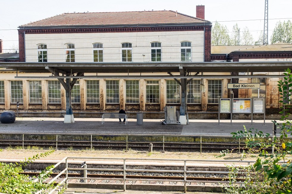 Het treinstation ligt op een helling tussen het dorp en het meer van Schwerin. // © Frank Burger Het treinstation ligt op een helling tussen het dorp en het meer van Schwerin. // © Frank Burger
