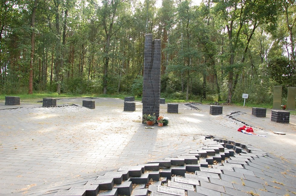 Today, there is a memorial on the former camp grounds. // &copy; Gabriele Skorupski