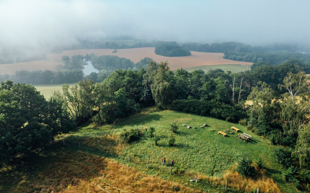 Voorbij de Rötelberg met uitzicht over de natuur op het natuurparkpad, © TMV/Gänsicke