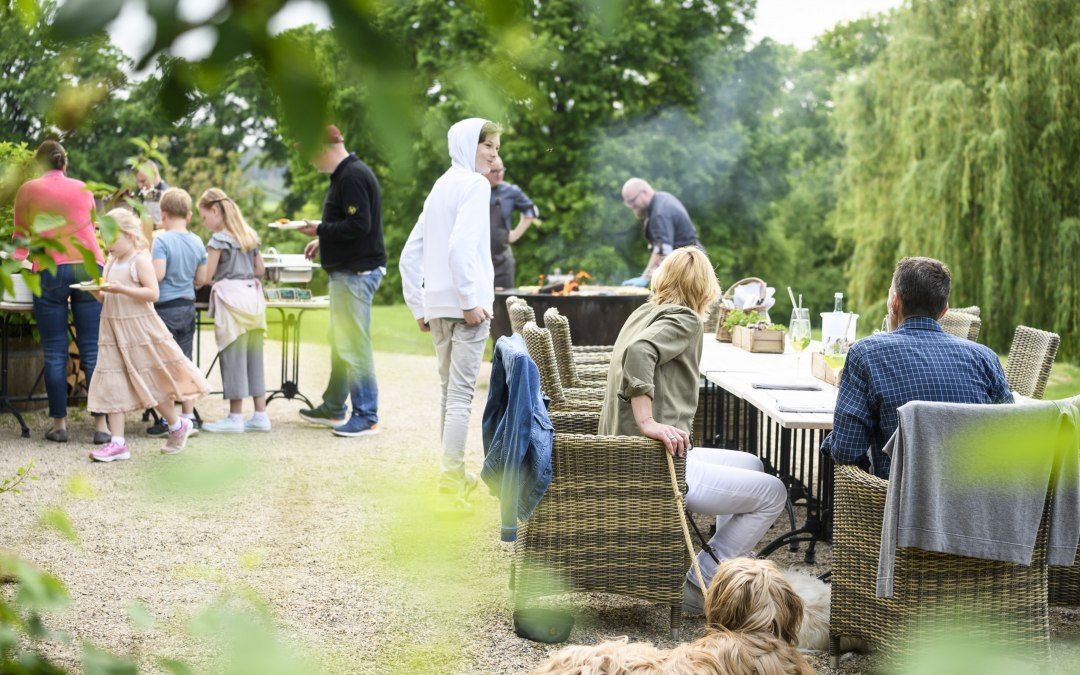 Gezellige brunch op het terras van Kasteel Kaarz, © Schloss Kaarz / Stefan von Stengel