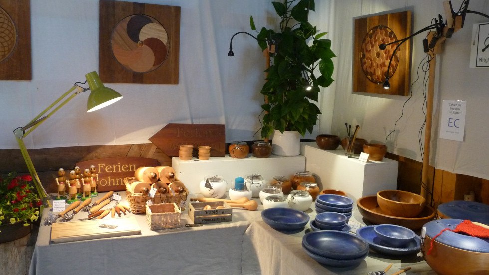 Galeria w stodole, Hintersee, tylko w weekend Zielonych Świątek; widok wystawy sprzedażowej w 17375 Hintersee w ramach ogólnokrajowej kampanii KUNST:OFFEN, © Drechslerei Rose