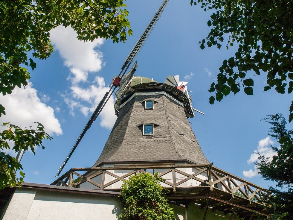 Widok na idylliczny wiatrak Neu Thulendorf // © Frank Burger Widok na idylliczny wiatrak Neu Thulendorf // © Frank Burger