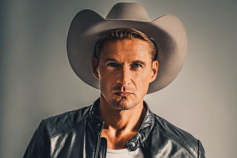 Piosenkarz i aktor Bastian Semm da koncert świątecznych piosenek country w ogródku piwnym restauracji "Zum Störti" w Ralswiek 13 grudnia., © EMPIRE AGENCY Piosenkarz i aktor Bastian Semm da koncert świątecznych piosenek country w ogródku piwnym restauracji "Zum Störti" w Ralswiek 13 grudnia., © EMPIRE AGENCY