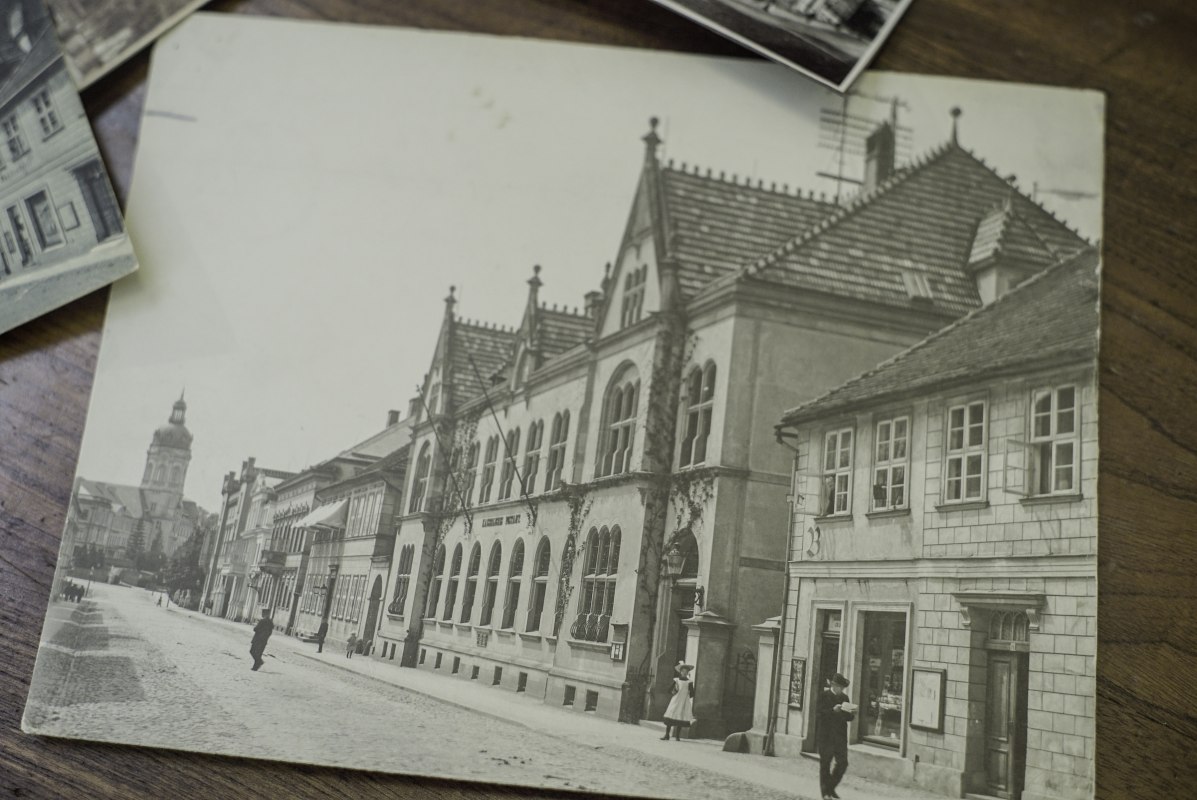 Schloßstraße in Neustrelitz / Ansichtskarte aus dem Jahr 1910 // © Kulturquartier Mecklenburg-Strelitz, Karbe-Wagner-Archiv. Schloßstraße in Neustrelitz / Ansichtskarte aus dem Jahr 1910 // © Kulturquartier Mecklenburg-Strelitz, Karbe-Wagner-Archiv.