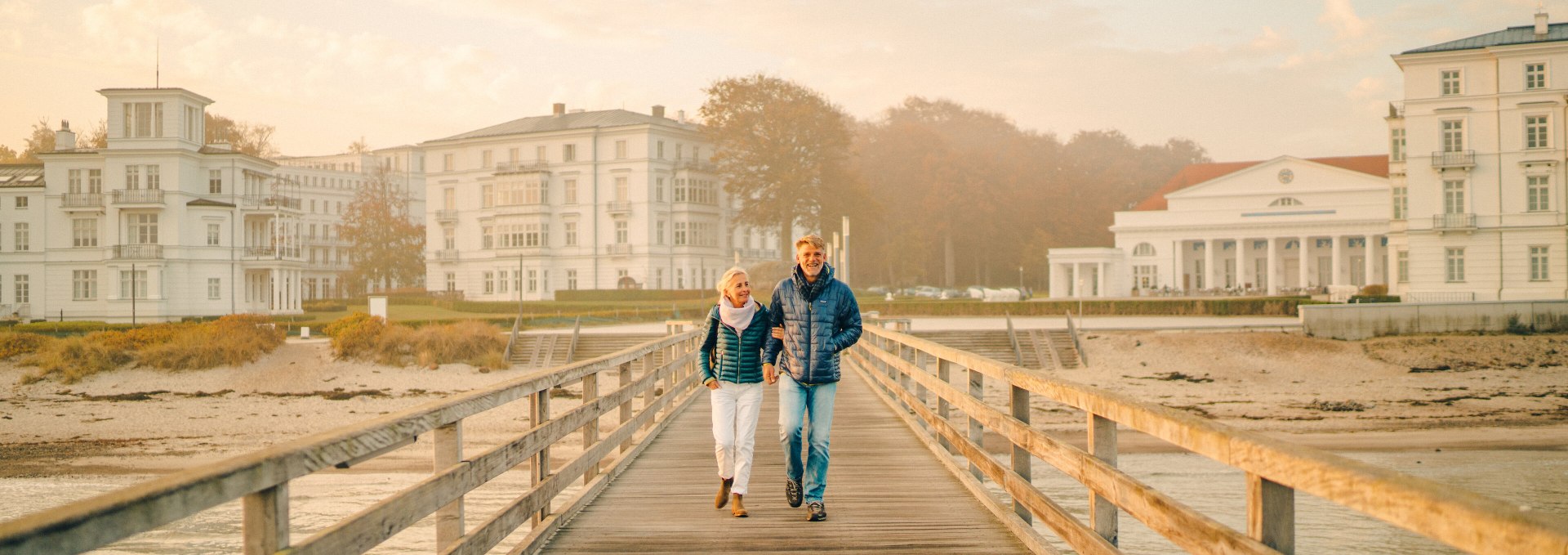 In 1793, Friedrich Franz I founded the first German seaside resort: Heiligendamm. Today, the white seaside villas and the Grand Hotel Heiligendamm attract thousands of visitors every year. From the pier you have the best view of the classicist ensemble.
