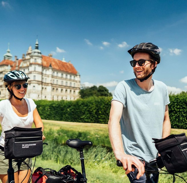 Unterwegs mit dem Rad am Schloss G&uuml;strow // &copy; MV-T/G&auml;nsicke