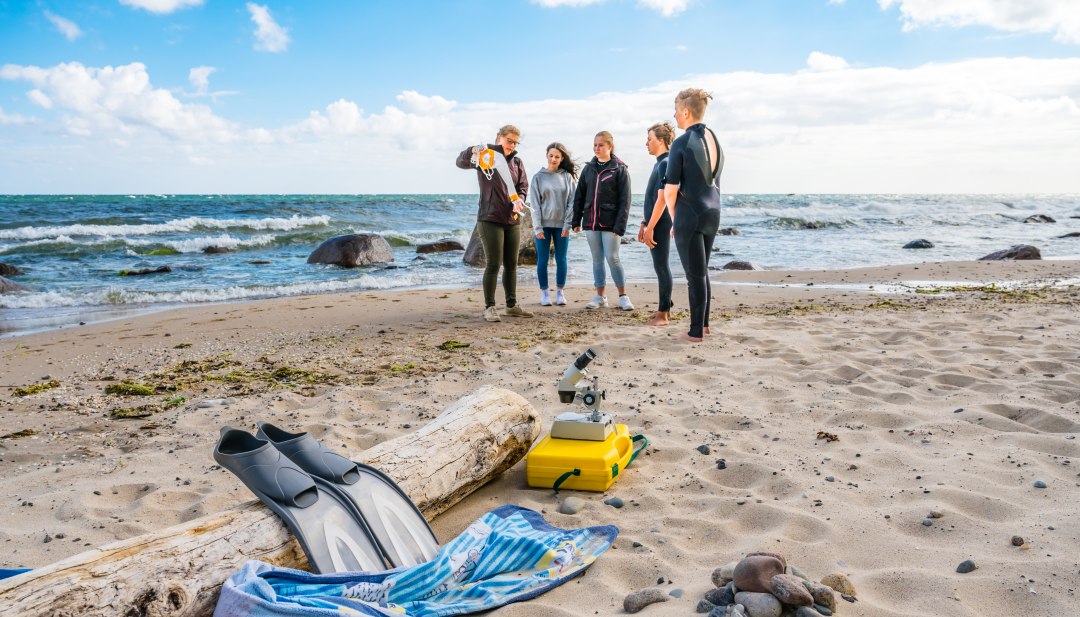 Met de vakantierangers op het strand van Göhren - kinderen staan met een ranger op het strand en gaan op ontdekkingstocht. // Met de vakantierangers op het strand in Göhren // © MV-T/Tiemann Met de vakantierangers op het strand van Göhren - kinderen staan met een ranger op het strand en gaan op ontdekkingstocht.