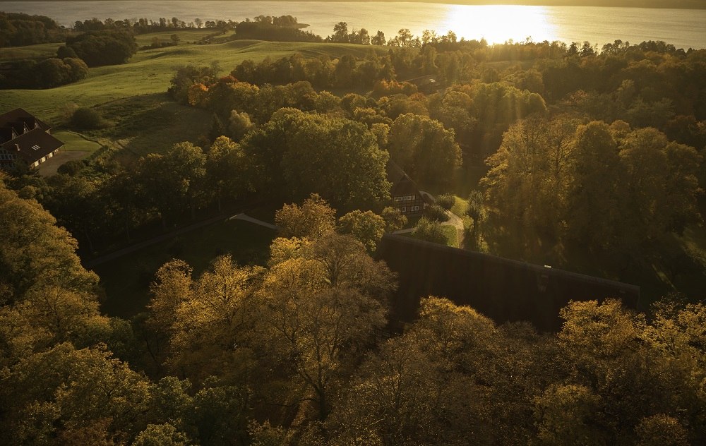Het park bij het meer in herfstachtige avondsfeer - een idyllisch toevluchtsoord midden in de natuur, perfect voor yoga en ontspanning.