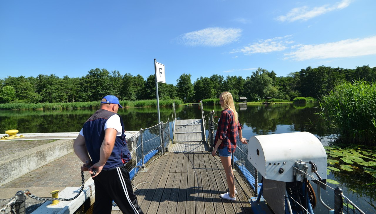 Quickly to the other bank of the Peene with the passenger and bike ferry, © Holger Martens