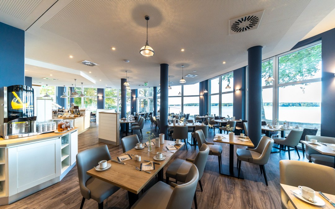 Ontbijtrestaurant met panoramisch uitzicht op de Müritz, © DOMUSimages
