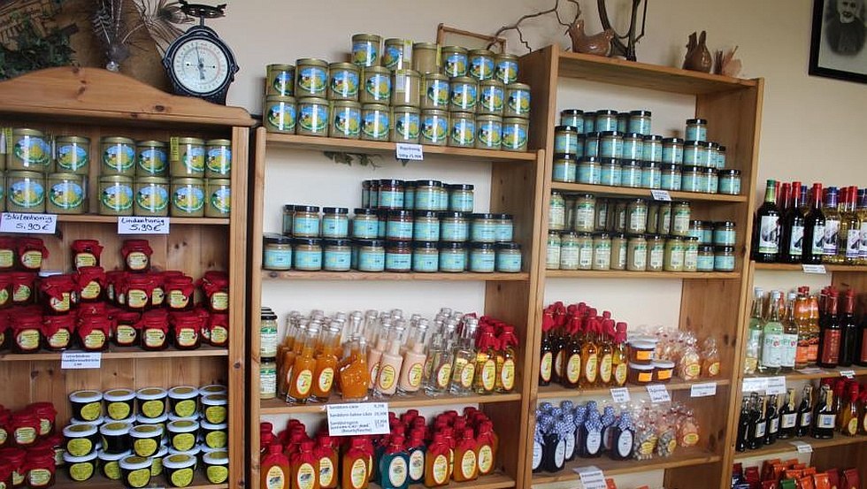 Onze boerderijwinkel heeft veel producten op voorraad., © SaBö-Hof