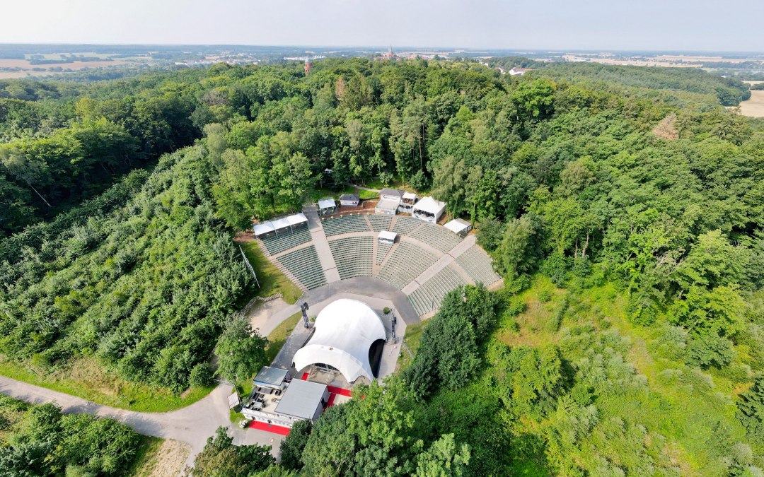 Evenementenlocatie met capaciteit voor meer dan 5.000 bezoekers: de Waldbühne Rügen., © Waldbühne Rügen GmbH& Co.KG