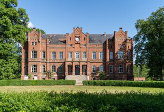 Als je over kasseien naar binnen rijdt, zie je het kasteel Alt Sammit in al zijn pracht en praal., © Schloss Alt Sammit/ K.H.Kleinpeter Als je over kasseien naar binnen rijdt, zie je het kasteel Alt Sammit in al zijn pracht en praal., © Schloss Alt Sammit/ K.H.Kleinpeter