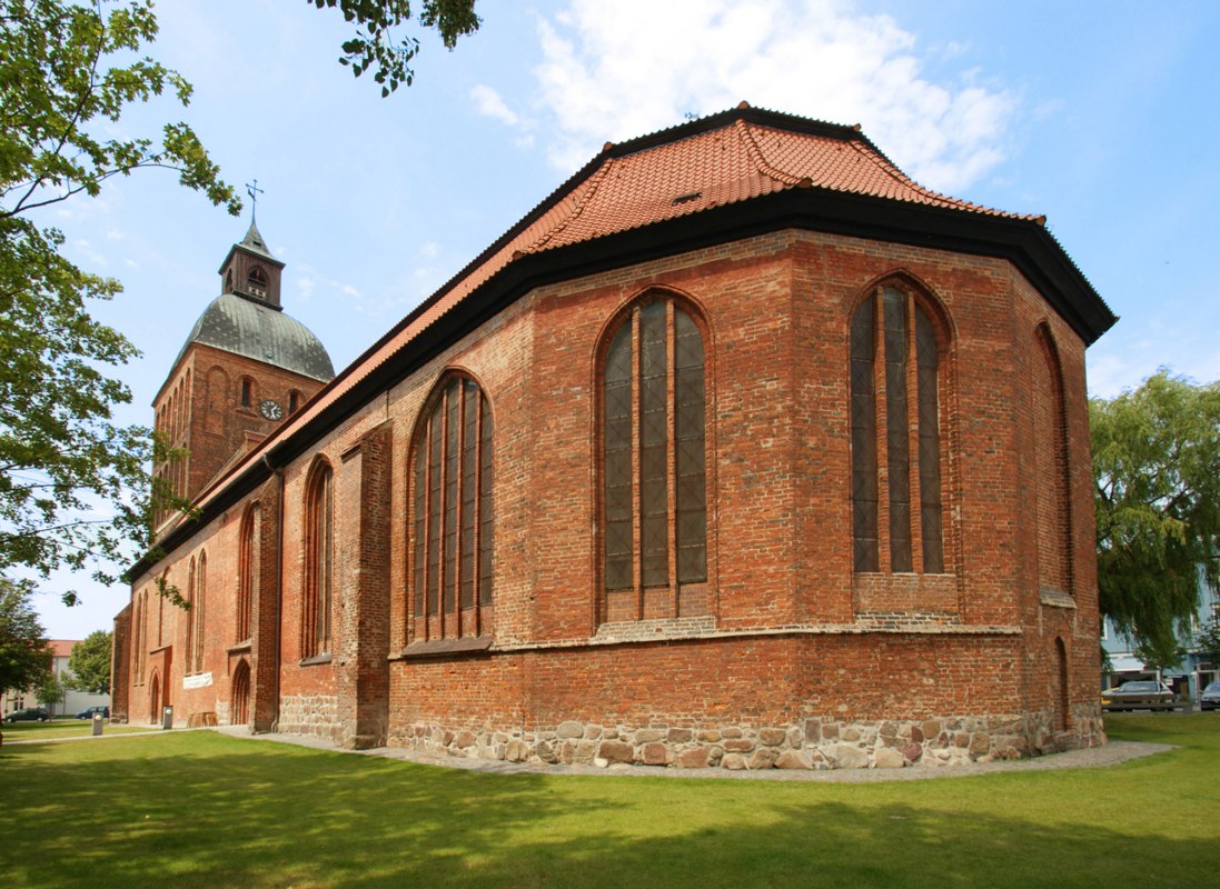 Bakstenen gotische stadskerk van St Mary, &copy; Axel Attula