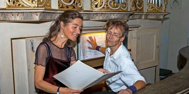 an der historischen Orgel // &copy; privat