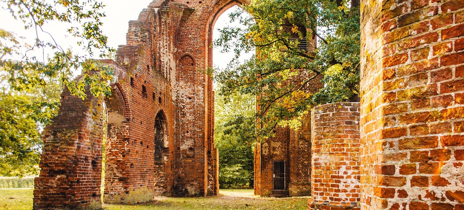 Het herkenningspunt van Greifswald en beroemd geworden door de romantische kunstenaar Caspar David Friedrich: de ruïnes van de abdij Eldena. // © Wally Pruß Het herkenningspunt van Greifswald en beroemd geworden door de romantische kunstenaar Caspar David Friedrich: de ruïnes van de abdij Eldena. // © Wally Pruß