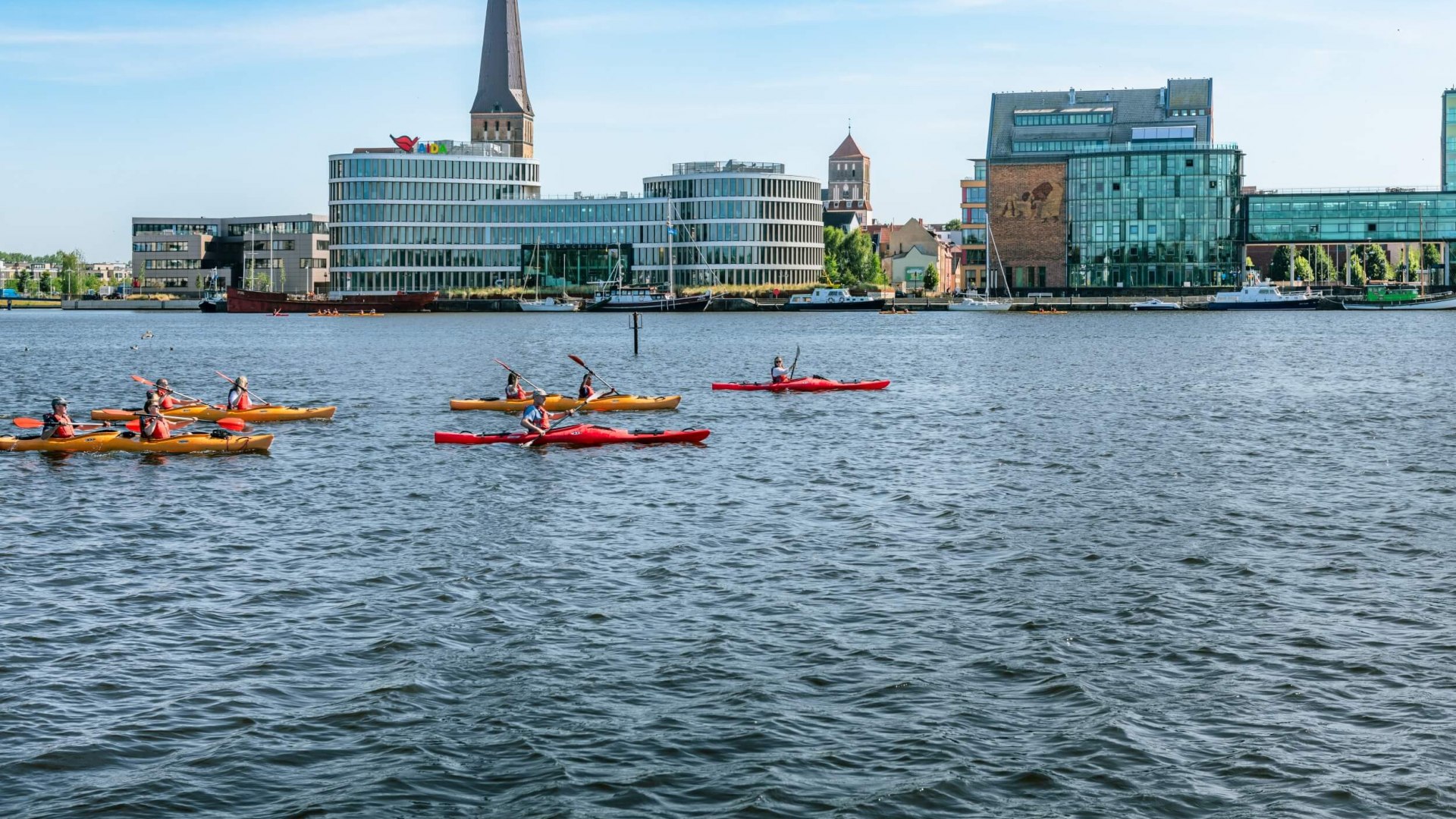 Wycieczka "city paddling" odbywa się w kajaku, © TMV/Tiemann