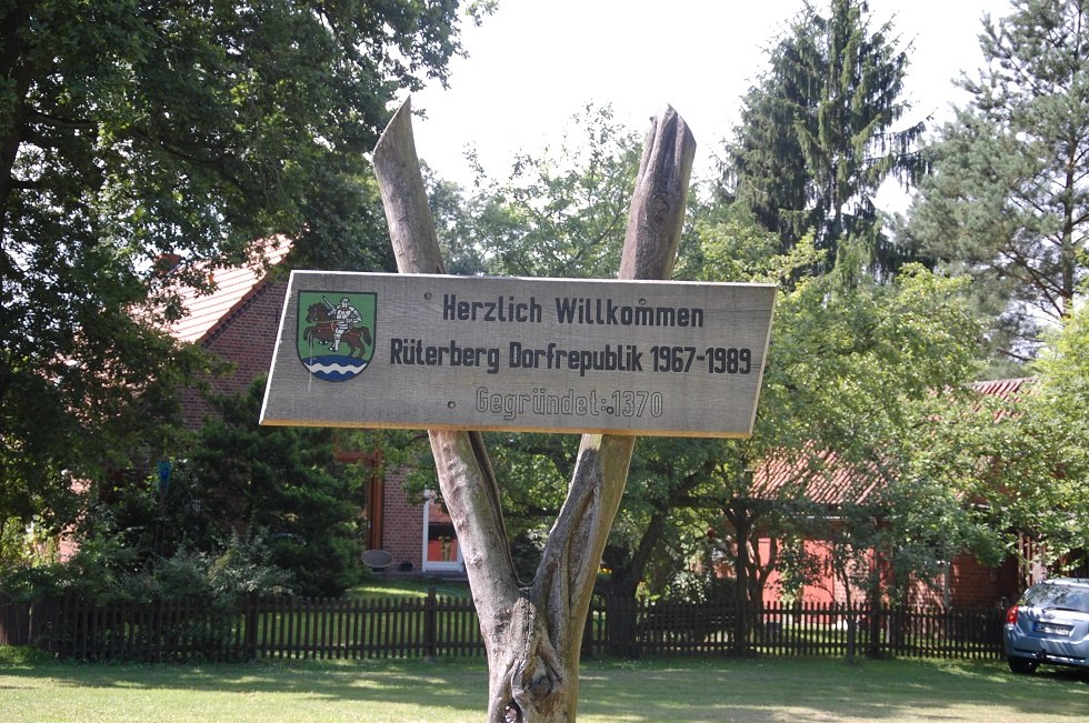 Een bord verwelkomt bezoekers in de R&uuml;terberg dorpsrepubliek, &copy; Gabriele Skorupski