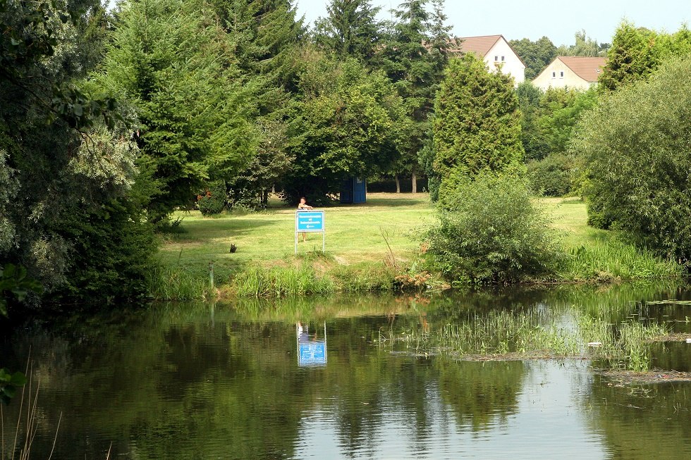 Hinweisschild am Wasser // © Sabrina Wittkopf-Schade Hinweisschild am Wasser // © Sabrina Wittkopf-Schade