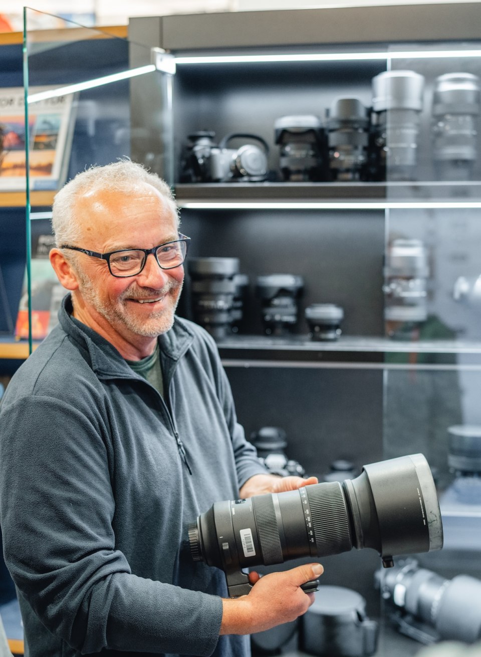Een fotograaf toont een selectie cameralenzen aan een workshopdeelnemer in het Max H&uuml;nten Haus in Zingst.