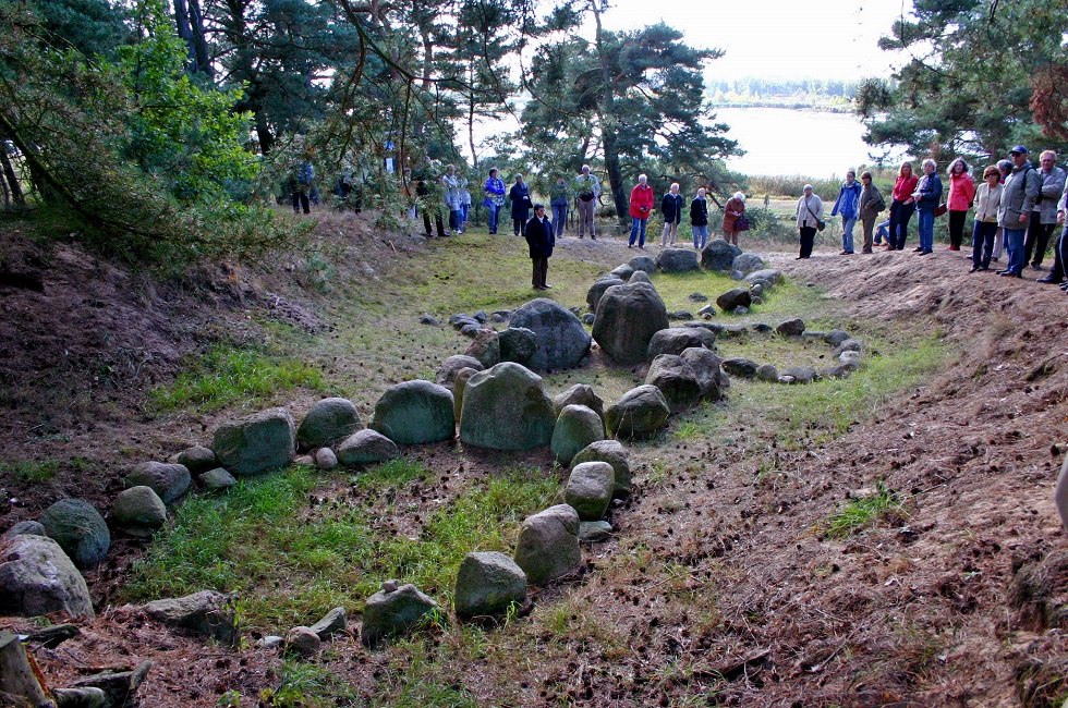 Rondleiding door de Vikinggraven in het voormalige handelscentrum Menzlin // &copy; Sabrina Wittkopf-Schade