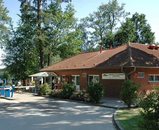 Welkom op de Drewensee! In het receptiegebouw vind je ook een winkeltje en de sanitaire voorzieningen. // © Haveltourist Welkom op de Drewensee! In het receptiegebouw vind je ook een winkeltje en de sanitaire voorzieningen. // © Haveltourist