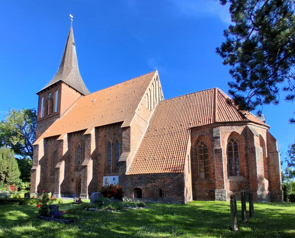 Exterior view of the village church of St. George in Lüdershagen // © Richard Engel Exterior view of the village church of St. George in Lüdershagen // © Richard Engel