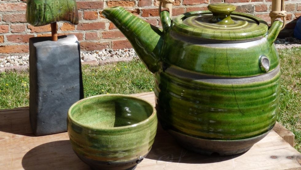 green raku teapot with tea bowl, © Astrid Rohmer green raku teapot with tea bowl, © Astrid Rohmer