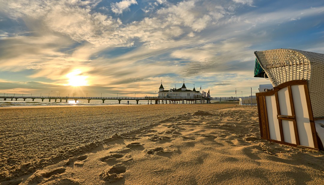 Bewonder de indrukwekkende pier in Ahlbeck vanuit je strandstoel. // © MV-T/Pocha.de Bewonder de indrukwekkende pier in Ahlbeck vanuit je strandstoel. // © MV-T/Pocha.de