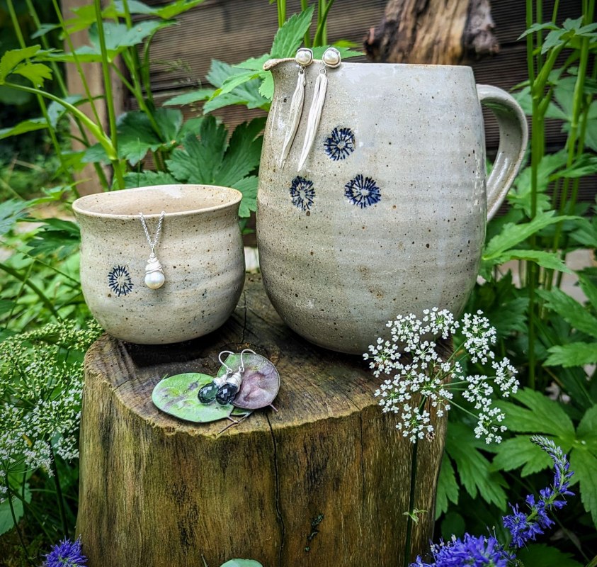 Keramiek (Sandra Rothe) en sieraden (Carolin Stoppa) // &copy; Carolin Stoppa