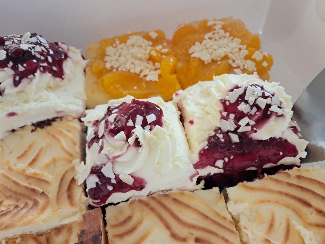 But please, with cream! The tea dance traditionally begins with a slice of cake or pie and plenty of coffee. // © Andrea Kirchstein But please, with cream! The tea dance traditionally begins with a slice of cake or pie and plenty of coffee. // © Andrea Kirchstein