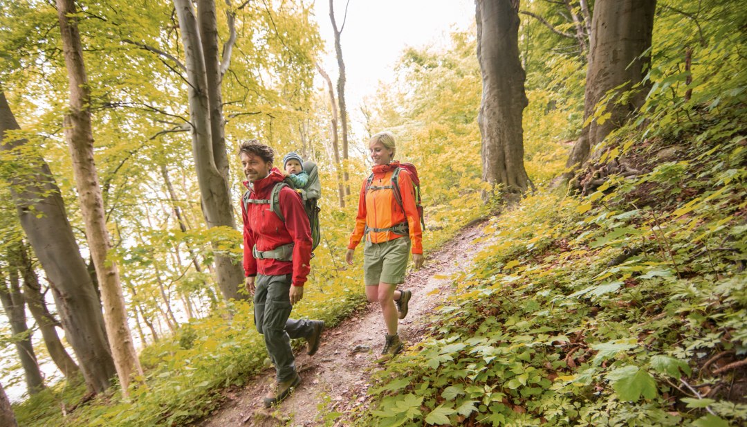 On a discovery tour with the family: the island of Rügen is increasingly becoming the destination of young and old hikers' dreams. A well-developed network of paths invites you to enjoy a variety of tours through the Jasmund National Park. Each route is an experience in itself and is also suitable for families with children. // © MV-T/outdoor visions On a discovery tour with the family: the island of Rügen is increasingly becoming the destination of young and old hikers' dreams. A well-developed network of paths invites you to enjoy a variety of tours through the Jasmund National Park. Each route is an experience in itself and is also suitable for families with children.