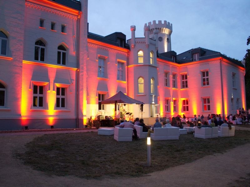 From July 12 to 19, 2026, NaturFlow and SchwabMagie invite you to the nature retreat "Alive & Free" by the sea - at Hohendorf Castle on the Baltic Sea. // &copy; Schloss Hohendorf