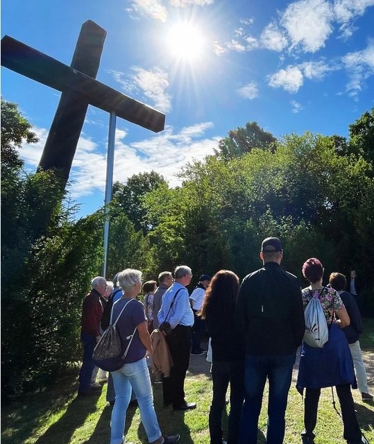 Group on a guided tour in front of the entrance to the F&uuml;nfeichen memorial site, &copy; Vier-Tore-Stadt Neubrandenburg