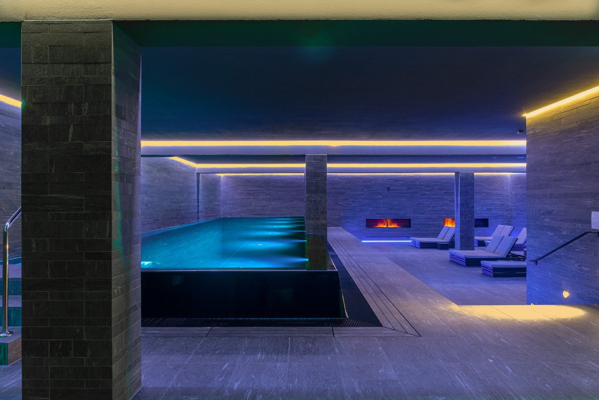 Relaks w strefie basenowej centrum odnowy biologicznej w hotelu Loev - Vela w Binz na Rugii, &copy; VELA Hotels AG