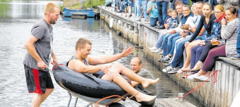 Spa&szlig;ig-sportlicher Wettkampf um den Borenst&auml;ker-Pokal: Mit de Schuufkoor &ouml;ver de Recknitz // &copy; Anglerverein "An der Recknitz"