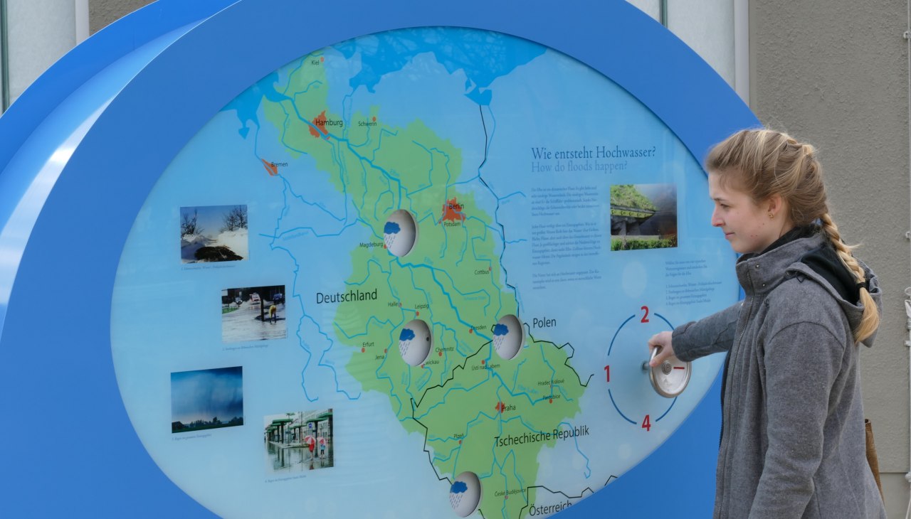 Powódź jest głównym tematem interaktywnej wystawy, © Biosphärenreservatsamt Schaalsee-Elbe Foto: Dirk Foitlaenger Powódź jest głównym tematem interaktywnej wystawy, © Biosphärenreservatsamt Schaalsee-Elbe Foto: Dirk Foitlaenger