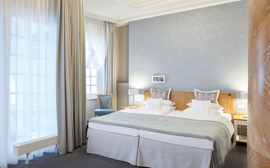 junior-suite-seeblick-schlafbereich-bett-kurhaus-binz, © Pocha