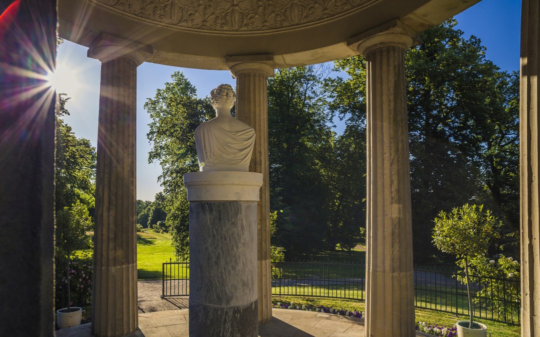Tempel met marmeren buste van koningin Louise in de paleistuinen van Hohenzieritz, © SSGK MV / Timm Allrich