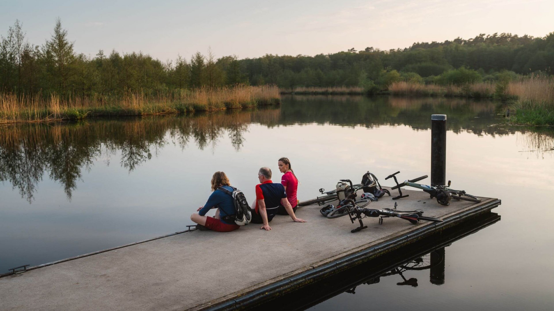 Bikepacking: a break on the Peene after a bike tour // No mercy for your calves? Refresh your legs in the cool water on the banks of the Peene after the day's stage! // © MV-T/Gross Bikepacking: a break on the Peene after a bike tour