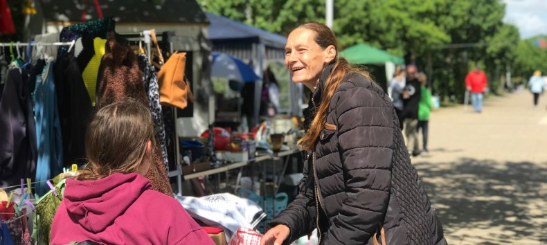 "Chwila pełna spotkań: między wieszakami z ubraniami, słońcem i małymi skarbami, nasz pchli targ to nie tylko kupowanie i sprzedawanie - to rozmowy, śmiech i cieszenie się wzajemnym towarzystwem". // &copy; LGE-MV