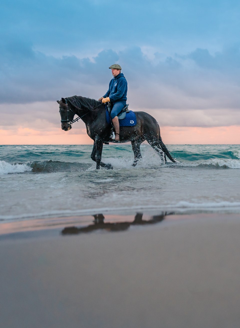 Twee ruiters te paard gaan strandrijden bij zonsondergang aan de Oostzee op het schiereiland Fischland-Darß-Zingst // Strandrijden bij zonsondergang aan de Oostzee op het schiereiland Fischland-Darß-Zingst // © MV-T/Tiemann Twee ruiters te paard gaan strandrijden bij zonsondergang aan de Oostzee op het schiereiland Fischland-Darß-Zingst